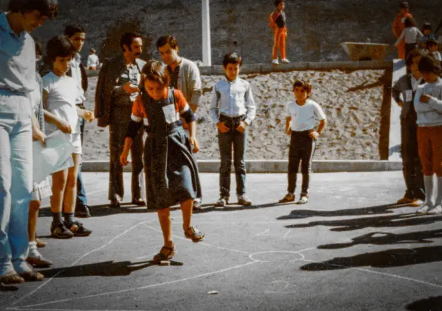 menina joga à macaca