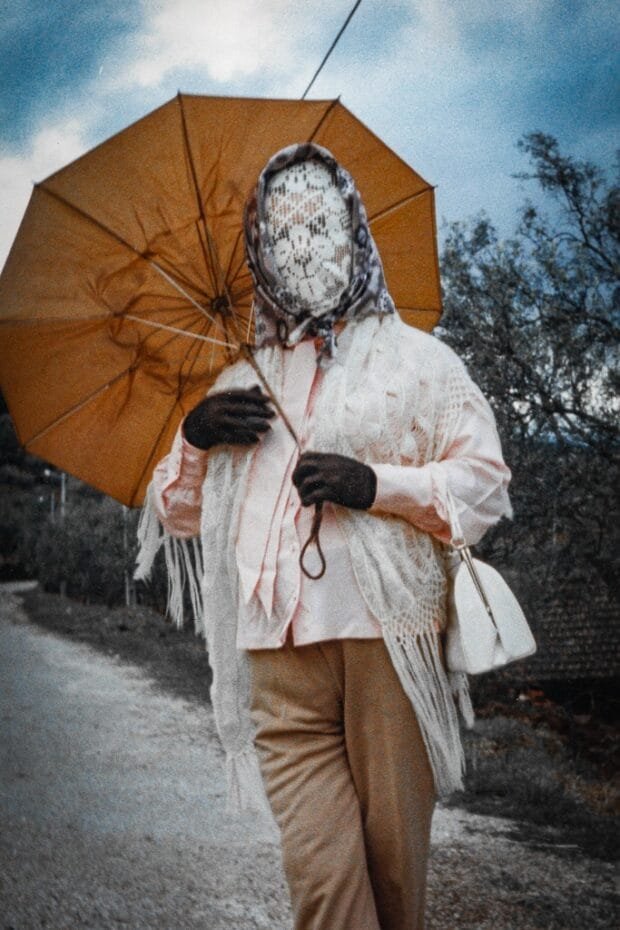 careto de Carnaval com guarda chuva