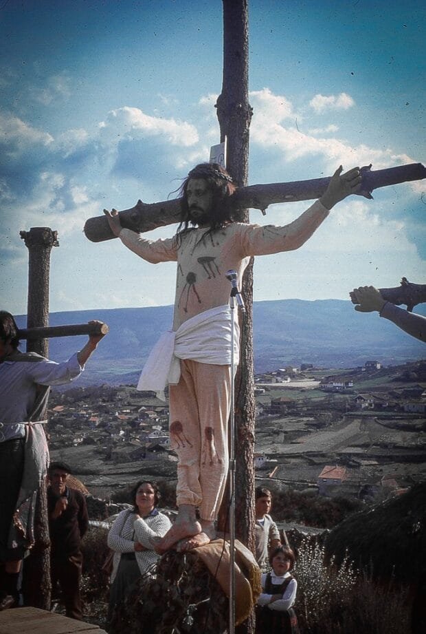 Cristo na cruz no auto da paixão em Vilar de Perdizes