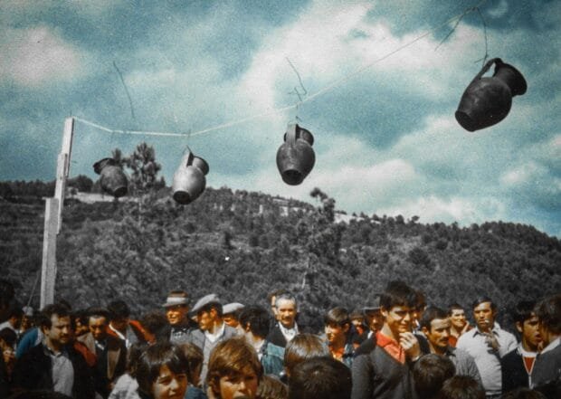 panelas de Bisalhães penduradas para o jogo das panelas