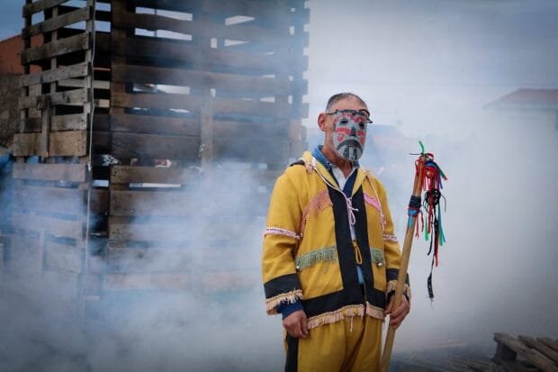 queima do castelo na festa dos rapazes em Torre de Dona Chama